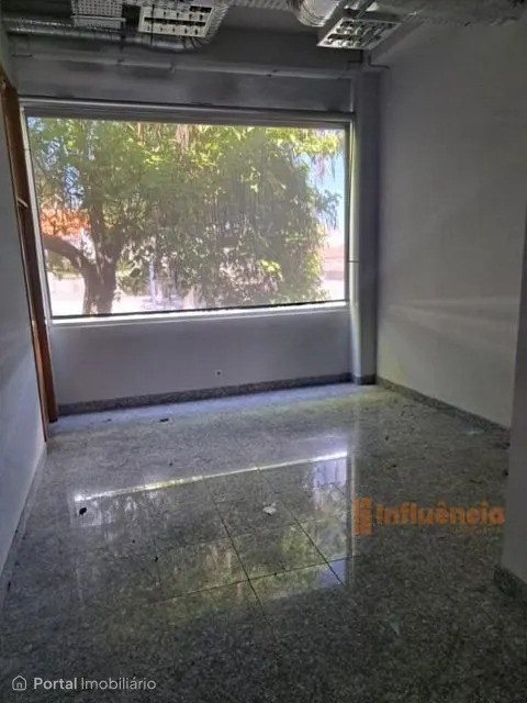 Prédio urbano destinado a comércio/serviços