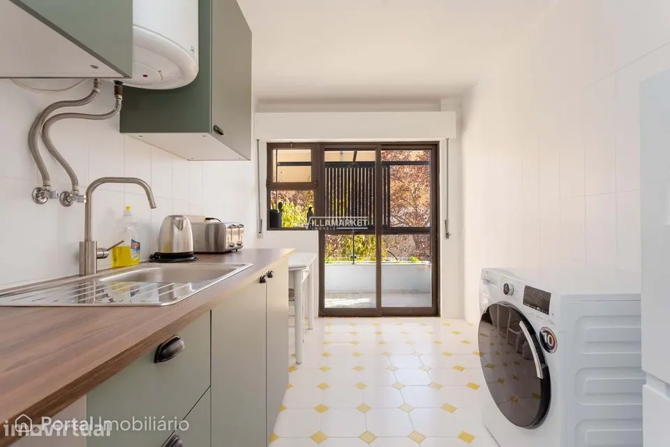 Apartamento T3 inserido no 2º andar de edifício com elevador situado n