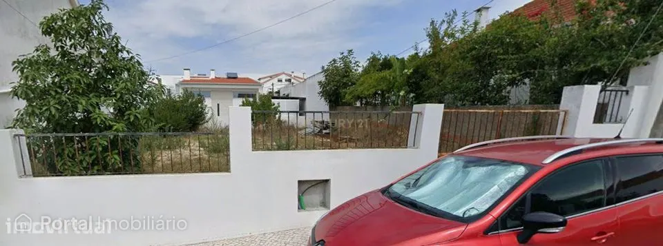 Terreno urbano situado numa zona tranquila e bem servida da Charneca d