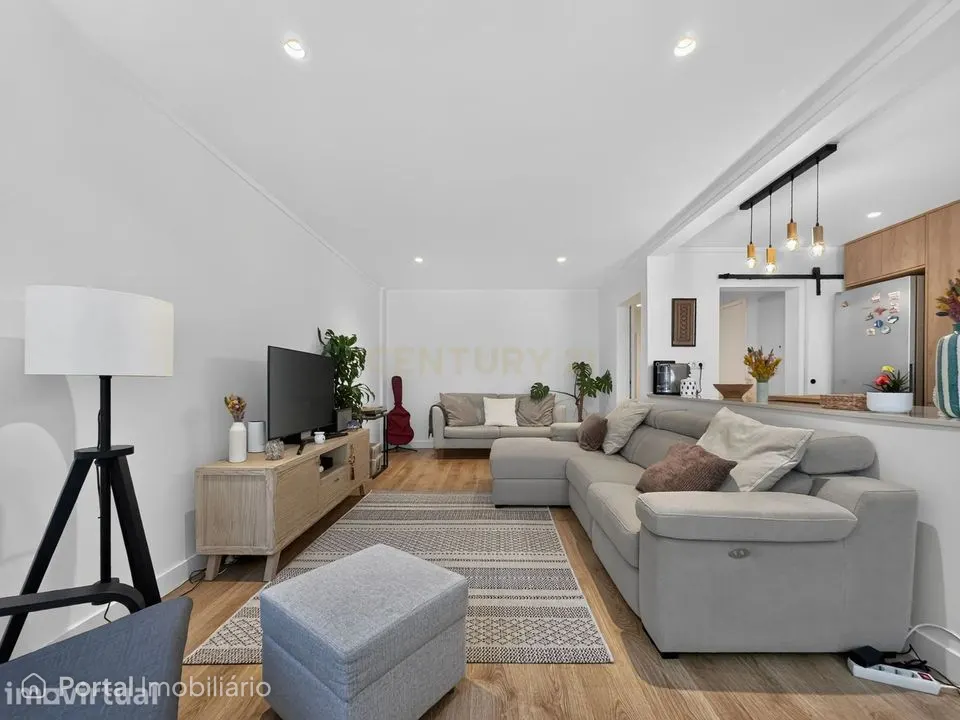 Apartamento T3 remodelado em Linda-a-Velha