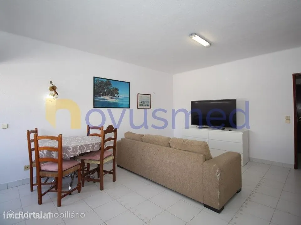 Apartamento T1 com jardim e piscina, central, junto à Praia dos Pes...