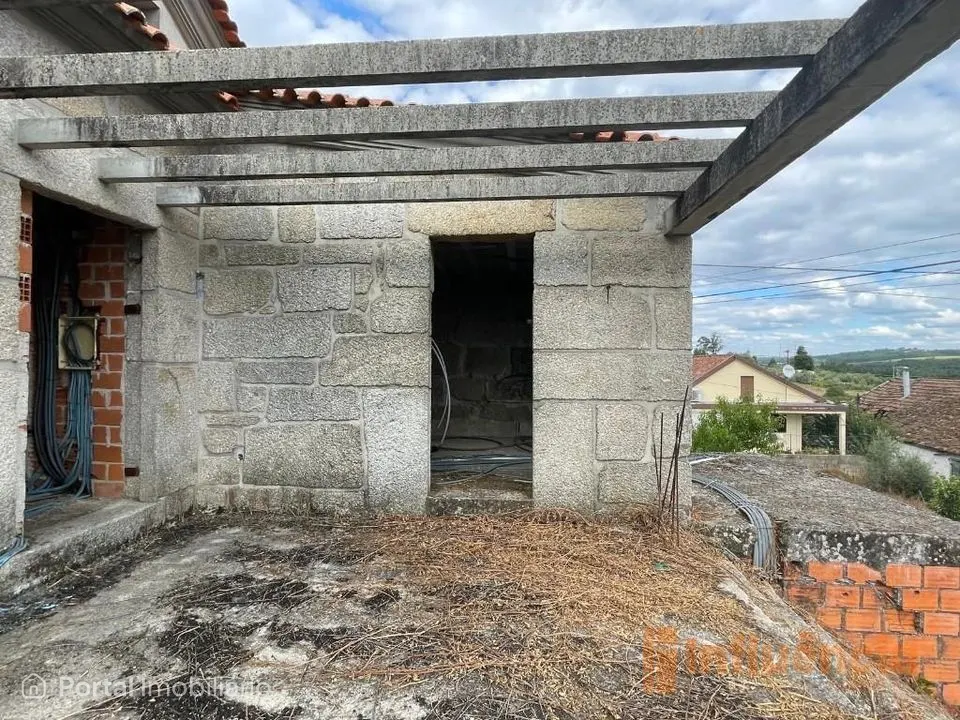 Moradia em construção, com dois pisos e sótão, de tipologia T3+1