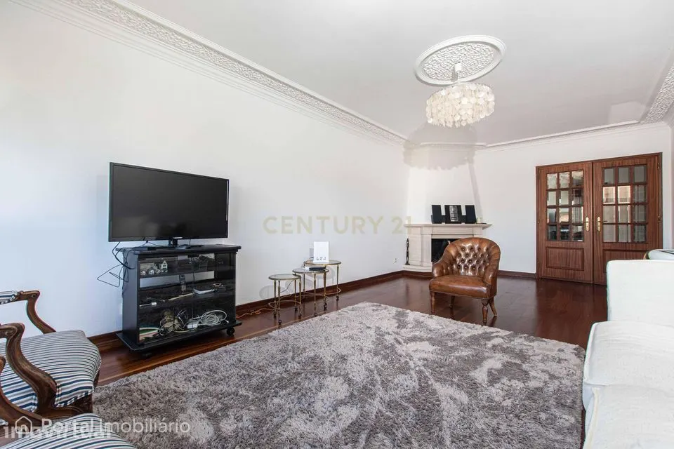 T4 Duplex com Vista Desafogada e Garagem | Linda-a-Velha