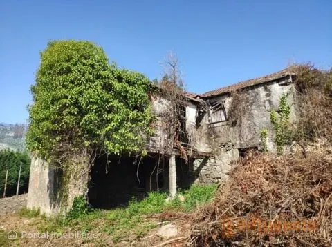 Prédio Urbano com casa em ruína.
