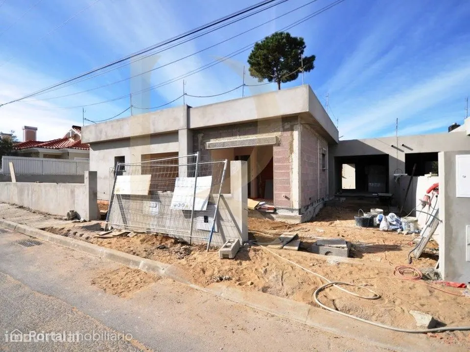 Moradia isolada térrea T3 com piscina e garagem em Azeitão