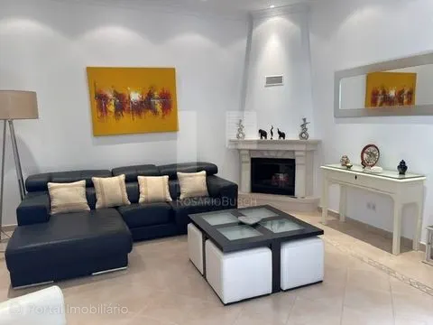 Elegante moradia com 4 quartos