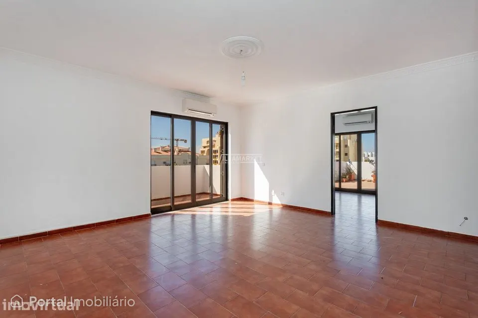 Apartamento T2 Totalmente Remodelado com terraço com 40m2 e parqeament
