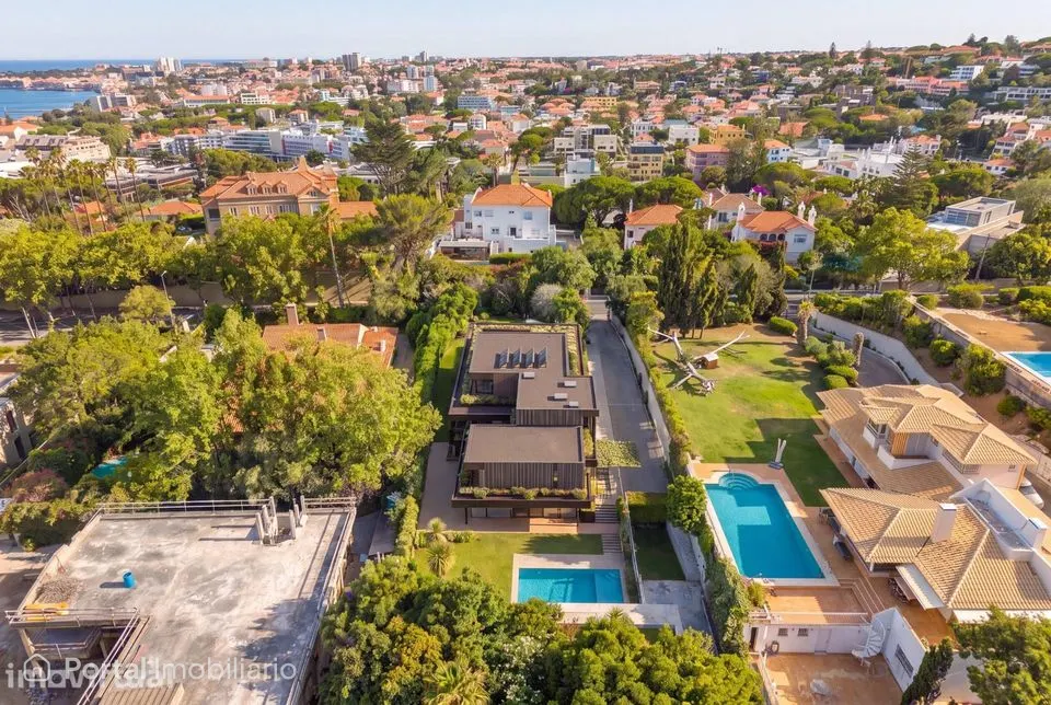 Moradia no Estoril com Projeto para T6 a 750m do Mar