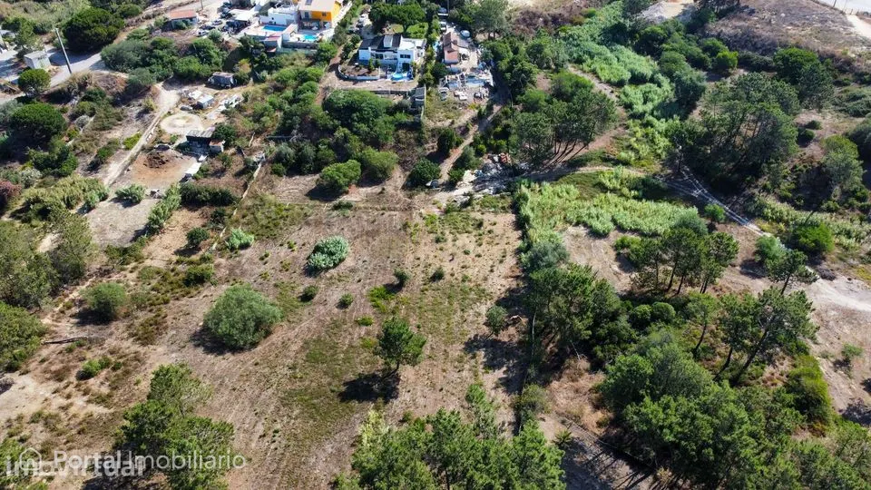 Moradia sem licença para recuperar inserida num terreno com 4.094 m² –