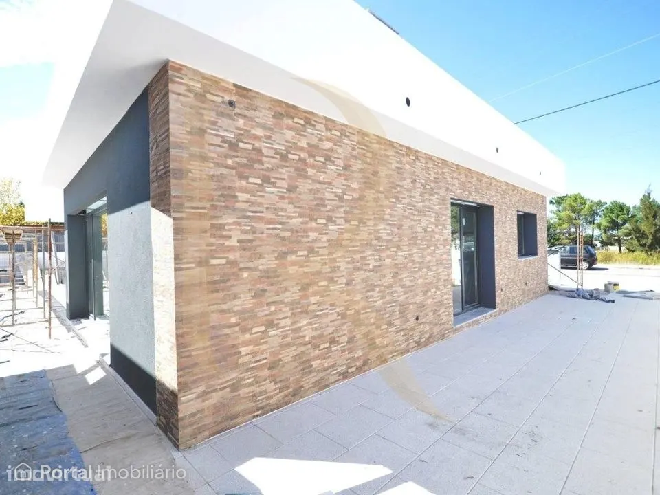 Moradia isolada térrea T4 nova com garagem e piscina na Quinta da M...