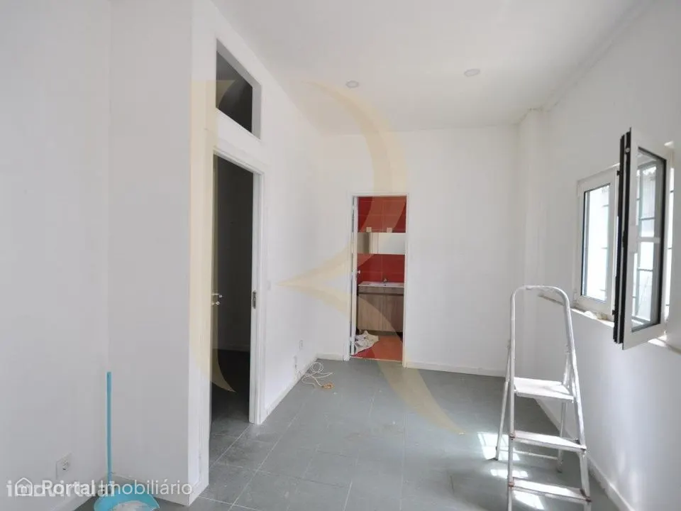 Loja transformada em Apartamento nos Foros da Amora - Seixal