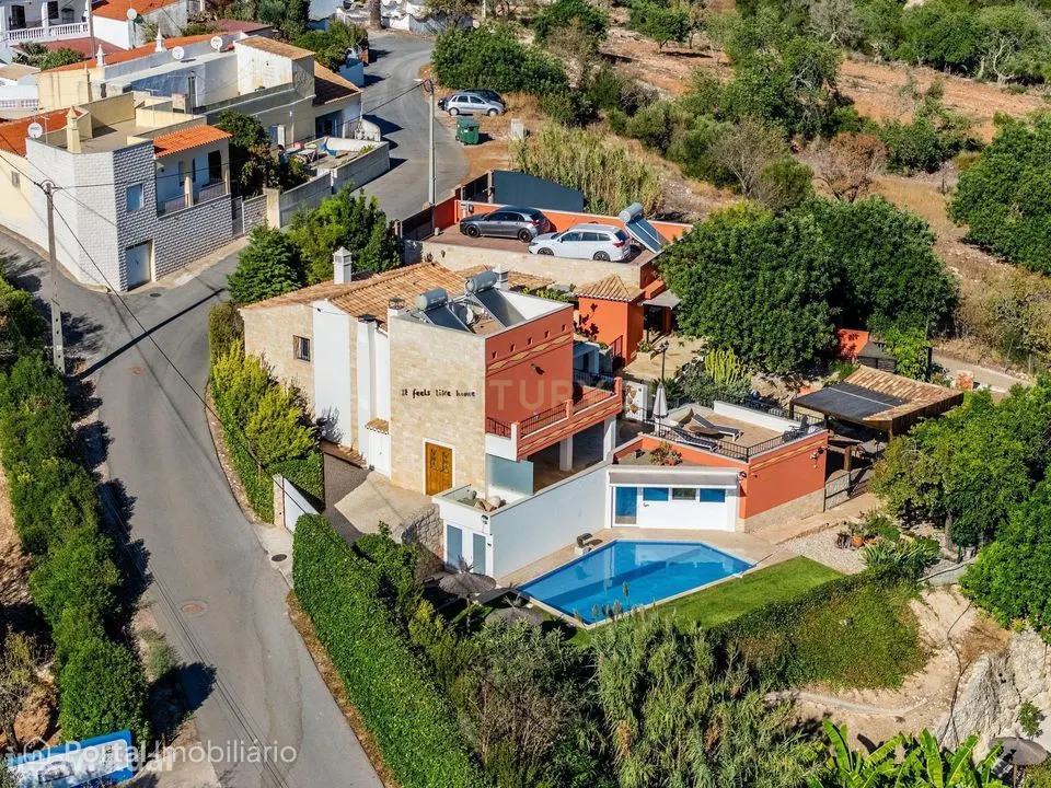Propriedade com três habitações, piscina aquecida e sauna, num terreno