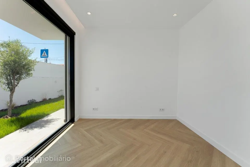 Moradia T4 Independente com Piscina e 4 Suites em Alcabideche, Cascais