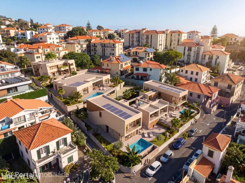 Terreno com projeto aprovado para quatro moradias de luxo com...