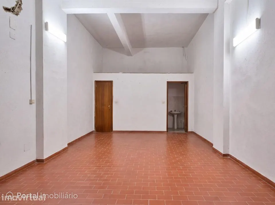 Garagem de 45 m2 com entrada independente, WC e mezanine em Belas