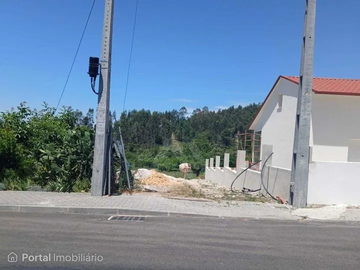 Terreno com projeto aprovado para T3 em Cortes, Leiria