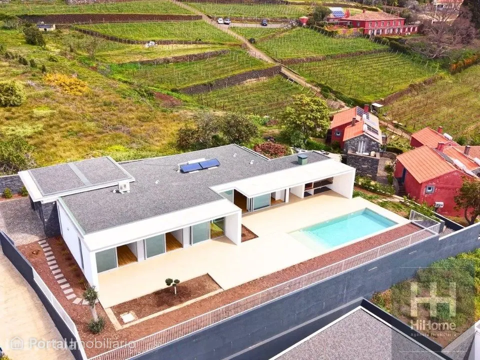Moradia de luxo T4 térrea com vista mar no Estreito da Calheta