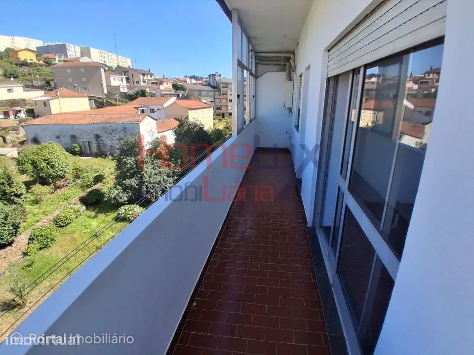 Apartamento T3 com 3 frentes e lugar de garagem, Fânzeres, Gondomar