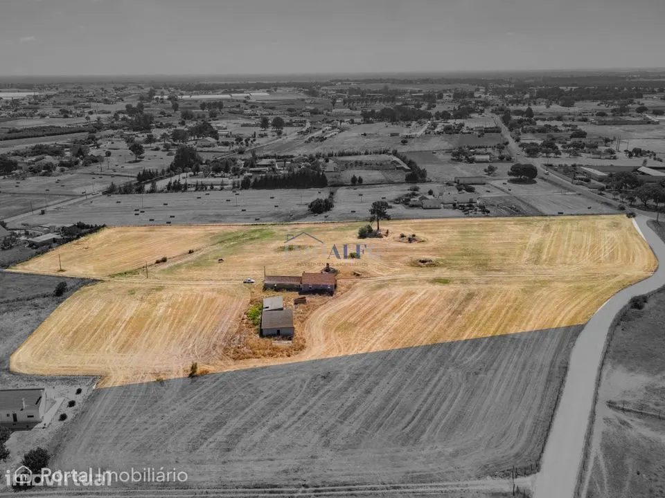 Terreno com 35000 m2 e moradia para reconstruir no Montijo