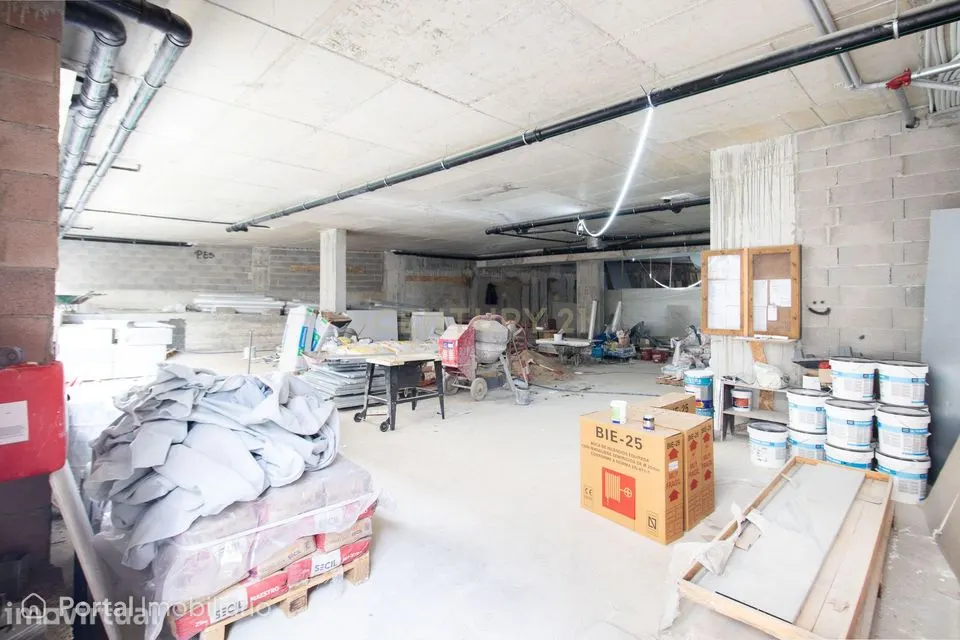 Loja nova em Sacavém | 398 m² | Planta livre