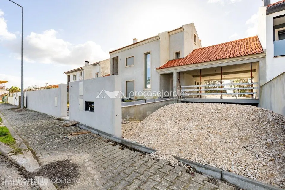 Moradia T3 com Garagem para 3 Viaturas a 5 Minutos de Leiria