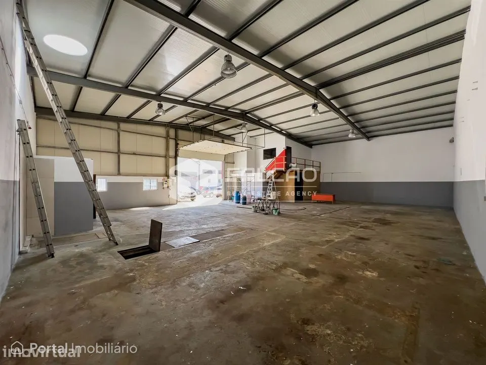 Warehouse for sale in Santarém