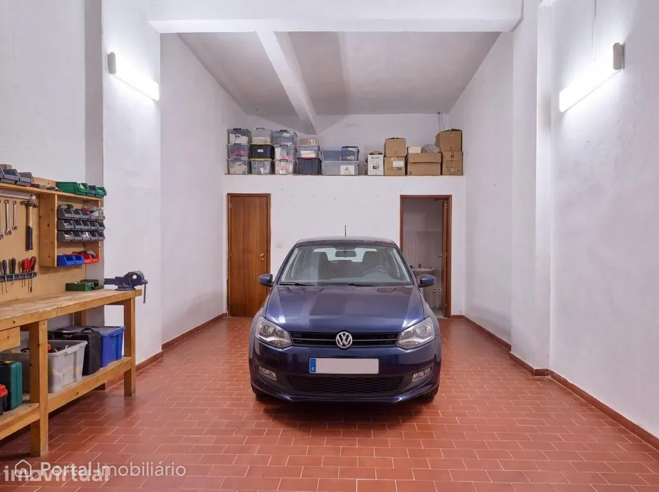 Garagem de 45 m2 com entrada independente, WC e mezanine em Belas