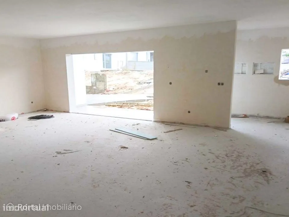 Moradia T4 remodelada em condomínio fechado com jardim em Leiria