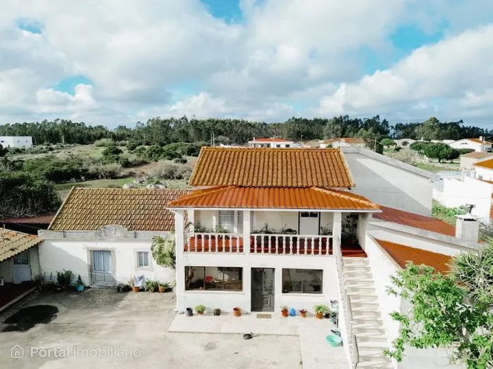Moradia T4 inserida num extenso lote de 8.415 m²