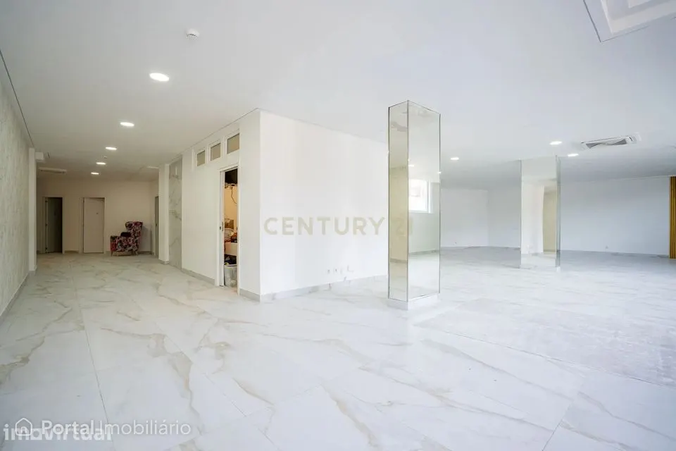 Loja - Armazém para Comércio remodelada na Amadora, Venteira