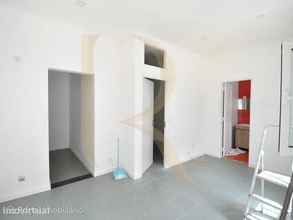 Loja transformada em Apartamento nos Foros da Amora - Seixal