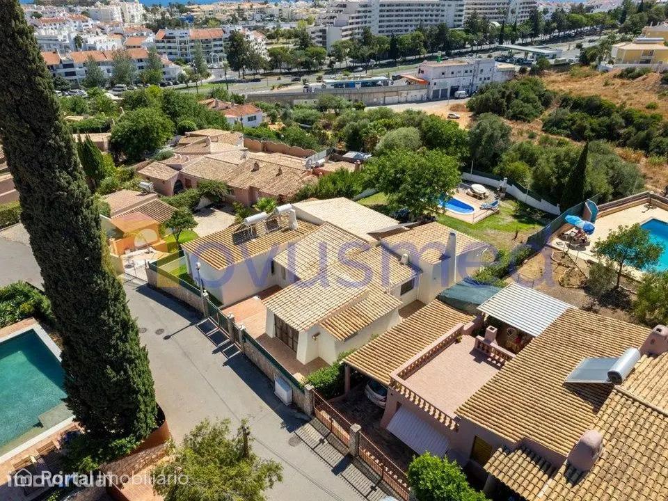 Moradia isolada com piscina no centro da cidade de Albufeira