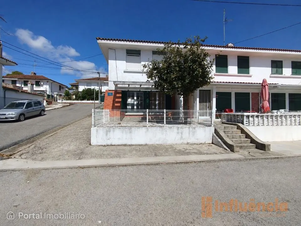 Moradia T2 de Dois Pisos com Logradouro em Abrantes
