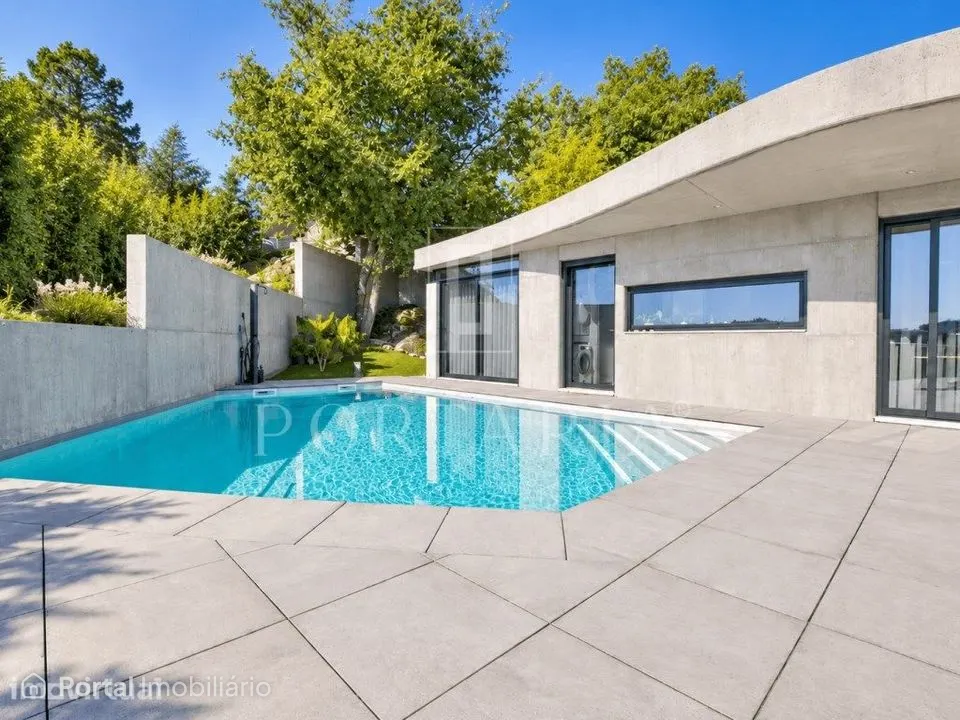 Moradia de Luxo com Piscina, Vista Deslumbrante e Privacidade - Viseu