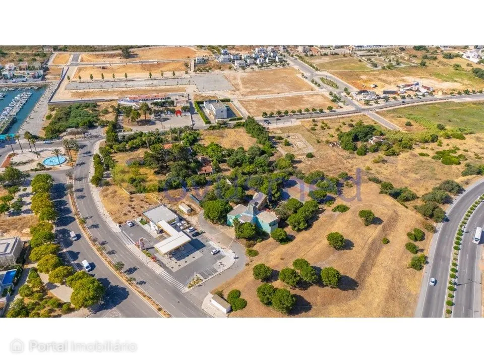Edifício para Comércio, Serviços e Escritórios com Estacionamento n...