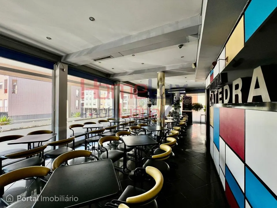 Loja ampla com Cafetaria em Águas Santas