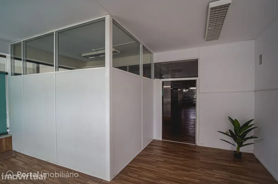 Imóvel comercial no rés do chão com montra e ar condicionado