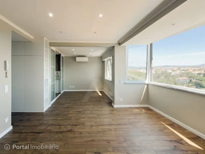 Apartamento T2 renovado com terraço e vistas mar em Cascais
