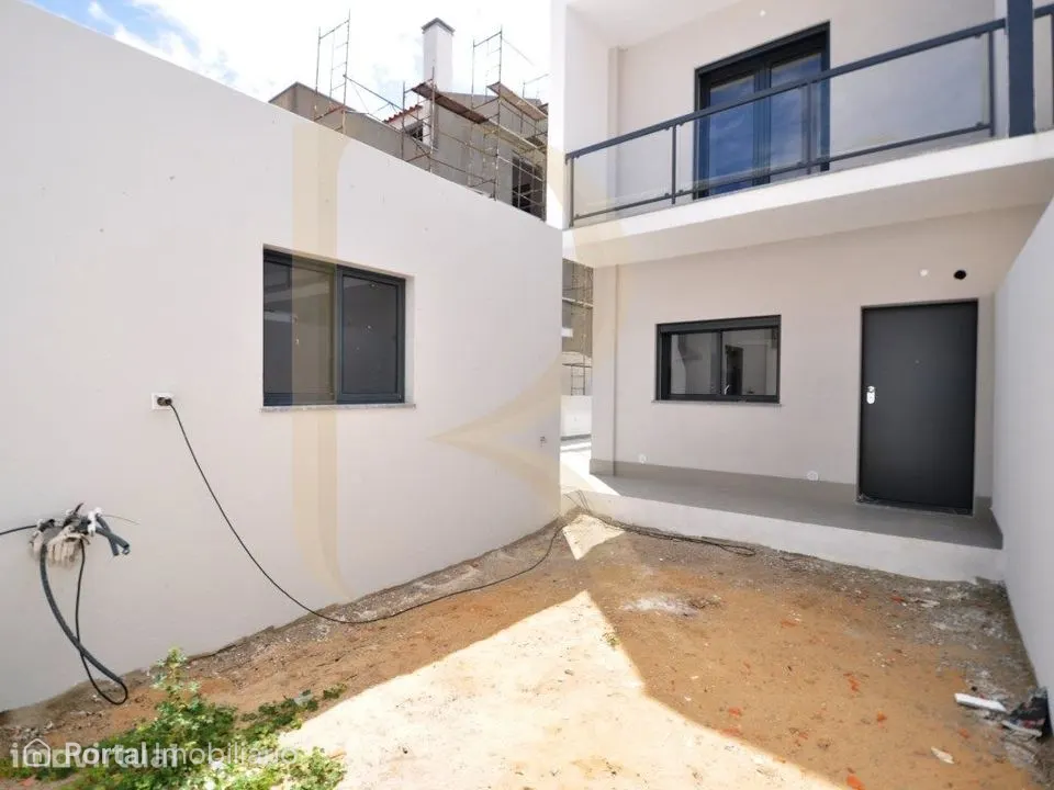 Moradia geminada nova T3 com garagem e terraço na Quinta do Conde
