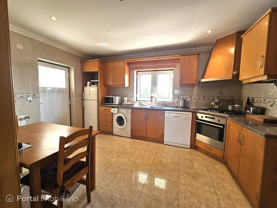 Moradia T4 com Piscina, Jardim e Vistas de Campo a 3 km da Praia de São Martinho do Porto