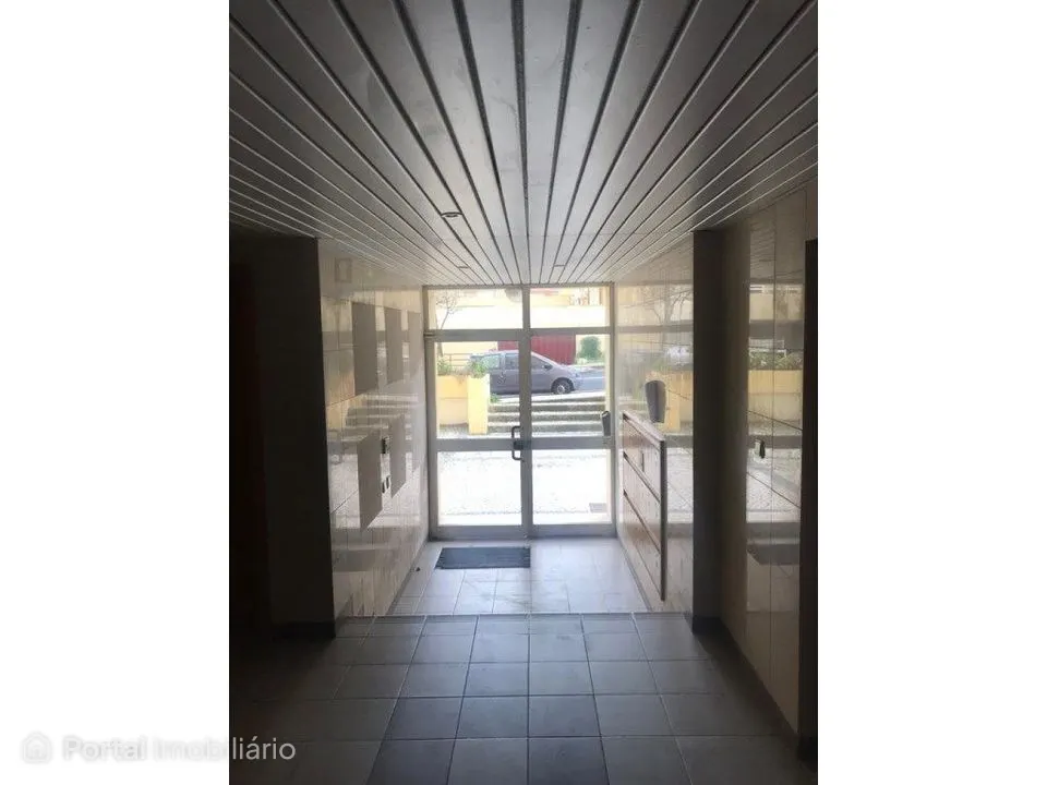 T1 mobilado com estacionamento para arrendamento em Telheiras