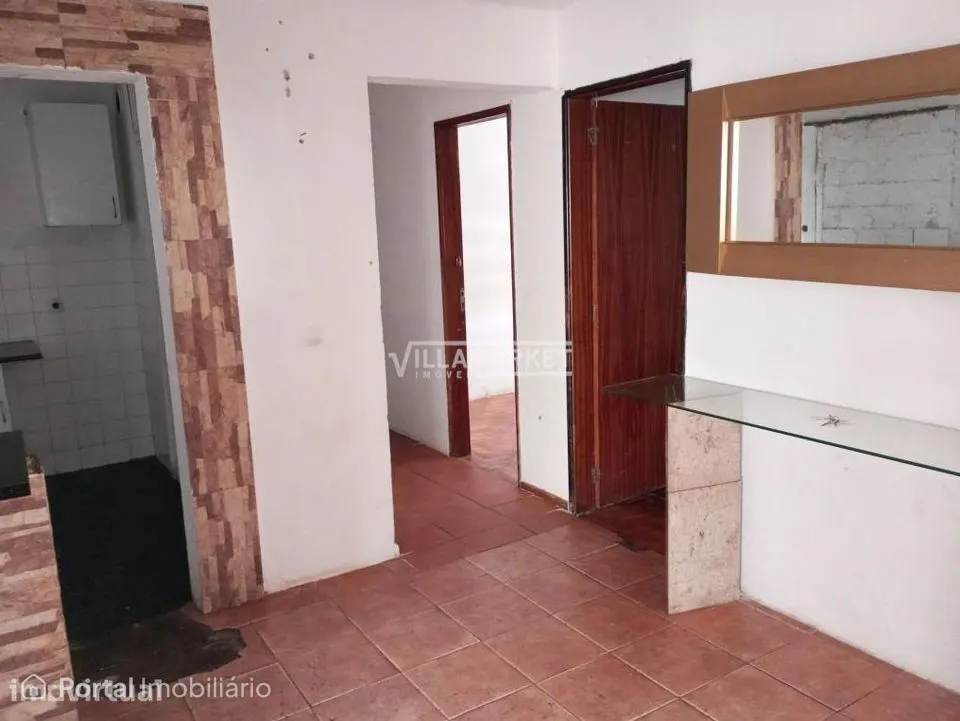 Apartamento T3 da banca inserido no 3º andar do nº 10 da Rua do Moinho