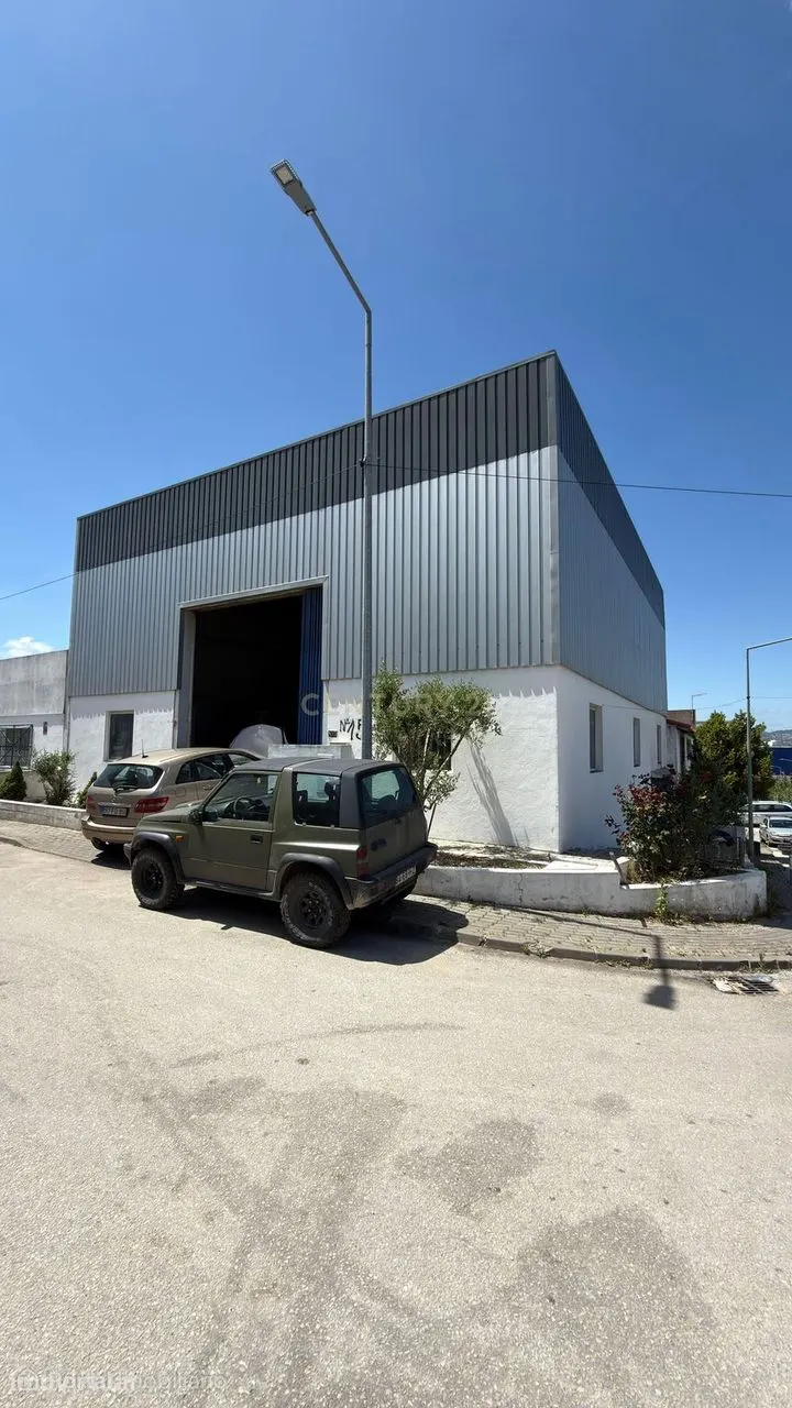 Armazém/Oficina com 2 Pisos e Entradas Independentes – Frielas