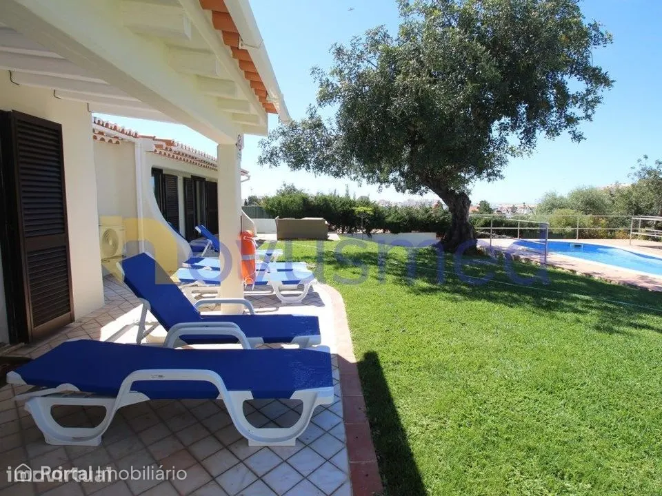 Moradia isolada com piscina no centro da cidade de Albufeira