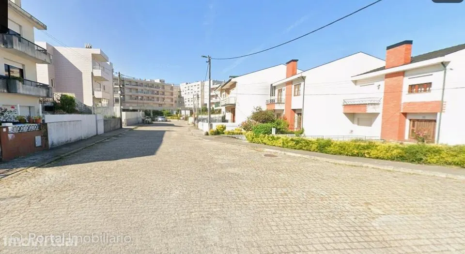 Terreno em loteamento para moradia 2 pisos em Valadares