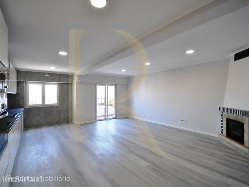 Apartamento T4 remodelado com varanda na Cruz de Pau
