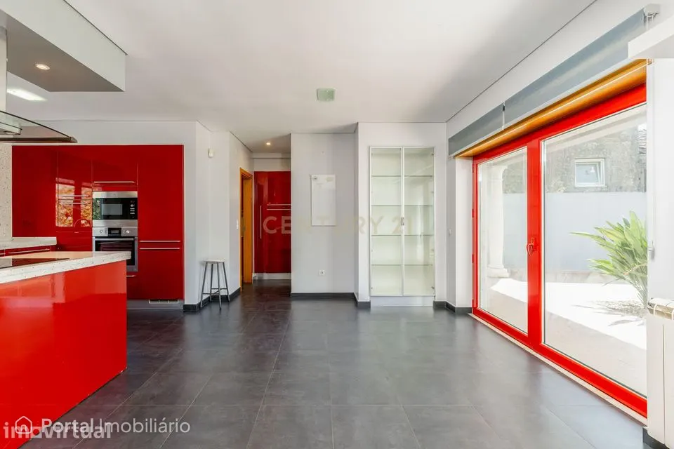 Moradia T4 com Piscina | 426 m² de Construção e Lote de 1.000 m² | Arr