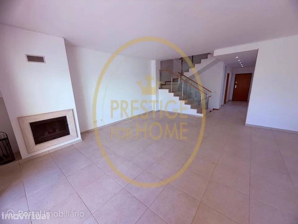Moradia T5 com Piscina e Garagem Fechada em Condomínio Privado – Boliq