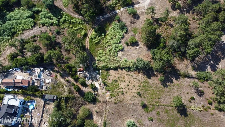 Moradia sem licença para recuperar inserida num terreno com 4.094 m² –