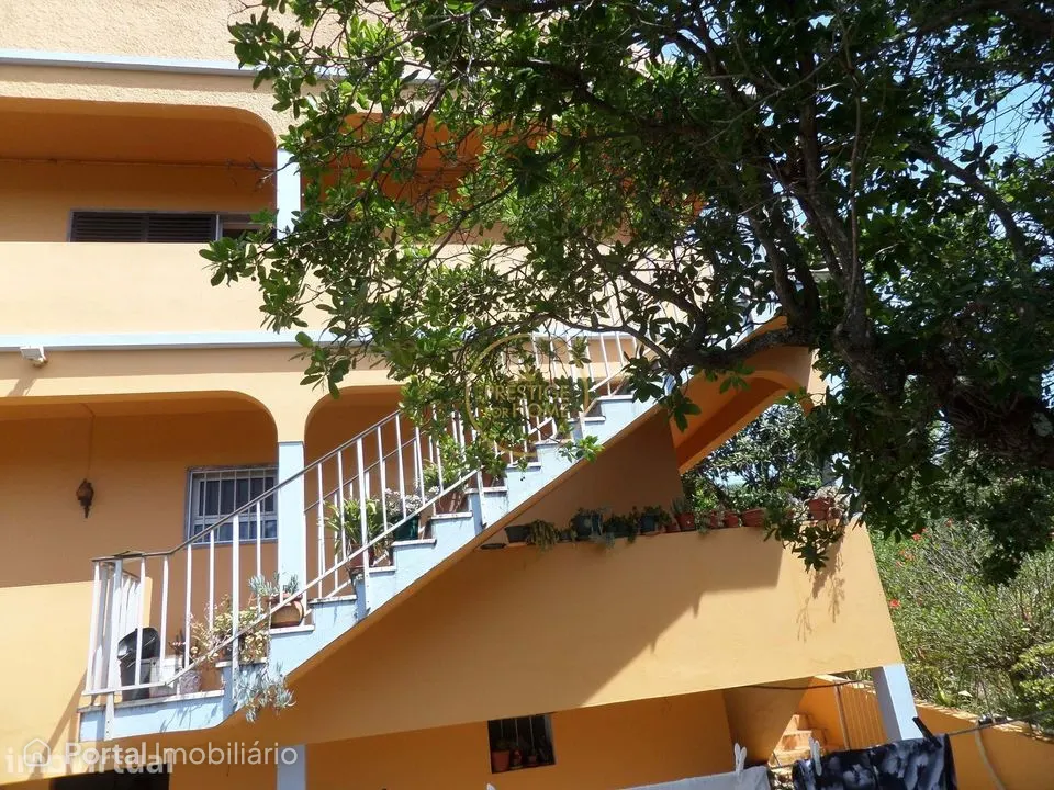 Espaçosa Moradia T6 bi-familiar à Entrada de Loulé — Espaço, Conforto